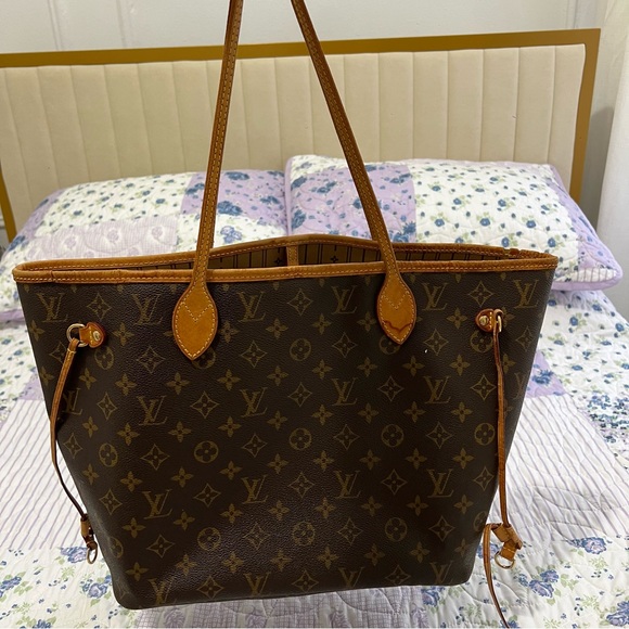 Louis Vuitton Neverfull Tote Bag - Picture 2 of 10